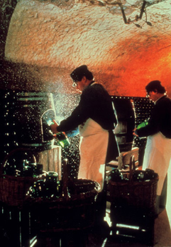 Dégorgement à la volée en Champagne - Photo Kumasegawa ©Comité Champagne